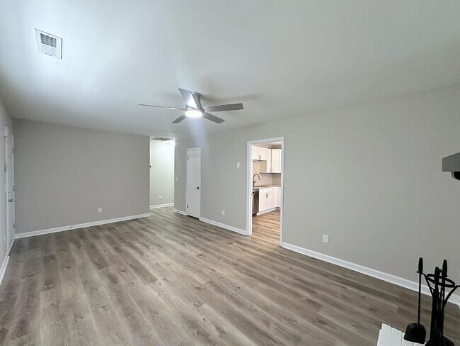 Building Photo - Charming 3 Bedroom Home Fully Renovated!