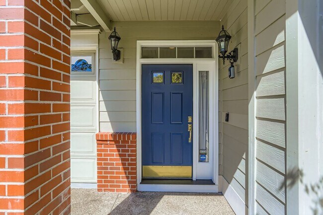 Foto del edificio - Spacious Bethany Home with Attached Garage, Fenced Yard, Washer/Dryer Included