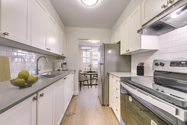 Photo du bâtiment - Surrey Lane Apartments