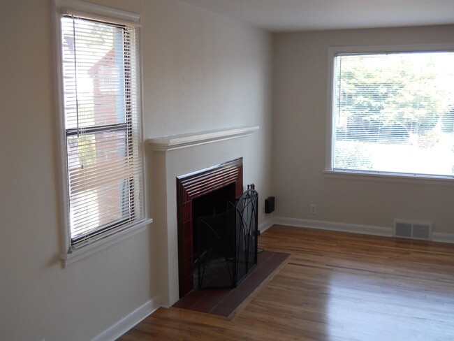 Building Photo - 2 Bedroom House - Seward Park! * 6 Month L...