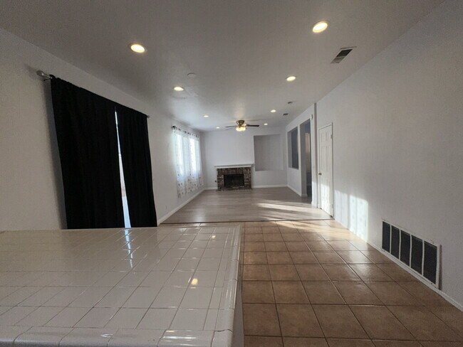 Foto del edificio - Charming 3 Bed, 3 Bath Home in Corona