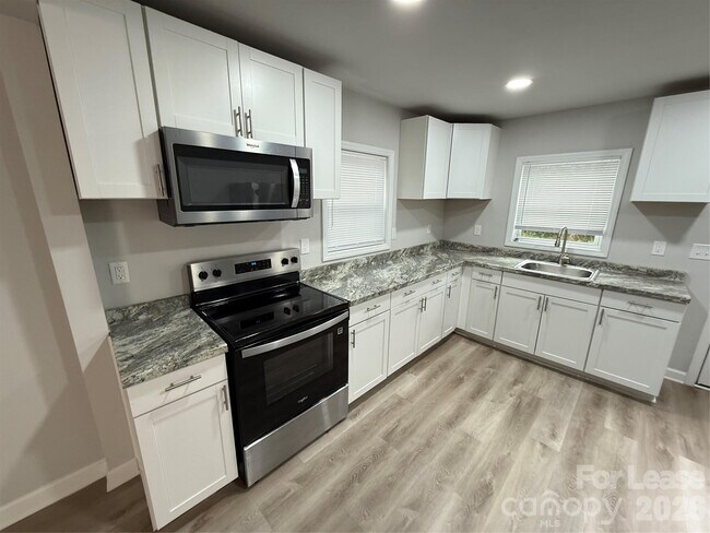 Building Photo - 707 N Main St