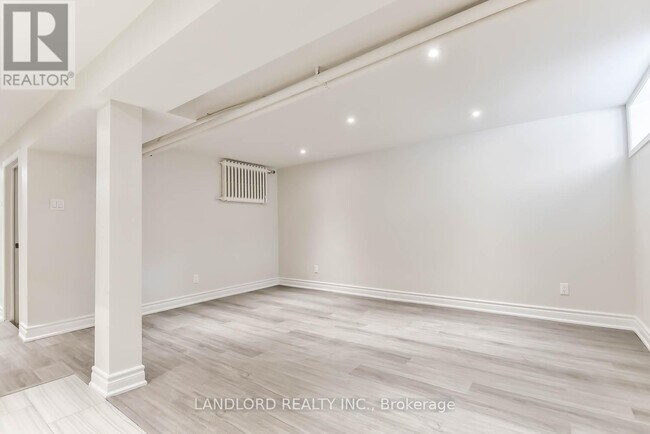 Photo du bâtiment - 360 Roxton Rd