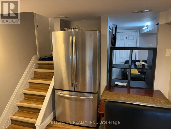 Building Photo - 222 Combe Ave