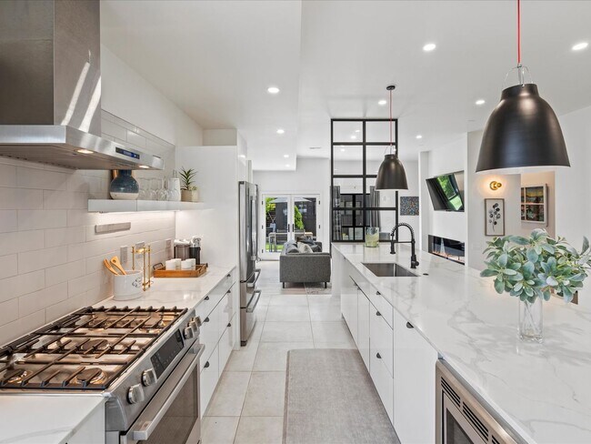 Building Photo - Luxury 4-Bed, 3.5-Bath Denver Home with Ro...