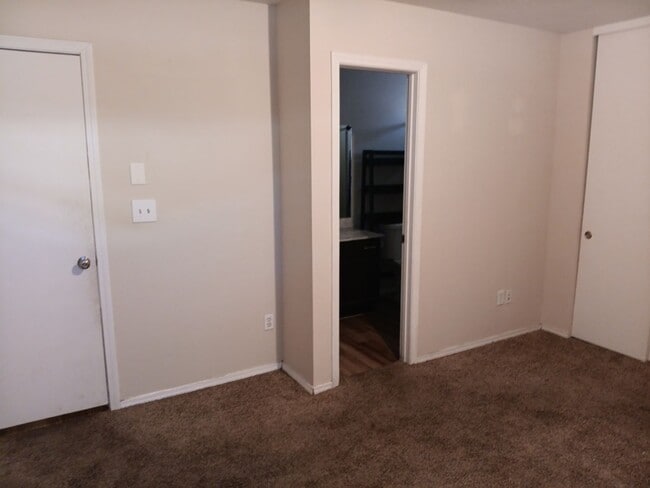 Building Photo - 4 Bedroom, 2 Bathroom! Lovely Home Coming ...