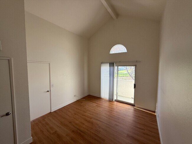 Foto del edificio - Charming 2-Bedroom Upper Unit Condo with Community Amenities in Newhall!
