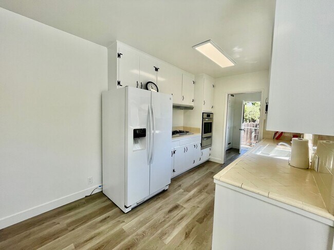 Building Photo - Charming 2 Bedroom Westside Home - Available Now