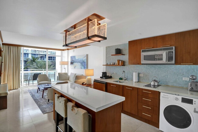 Foto del edificio - 6801 Collins Ave