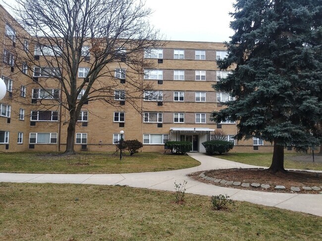 Foto del edificio - 2025 W Granville Ave