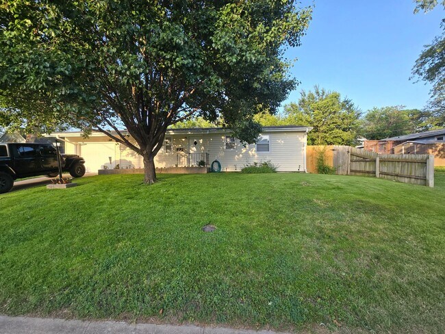 Foto del edificio - 3-4 bedroom ranch with attached garage, fe...