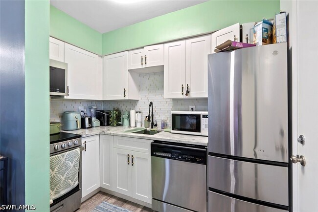 Foto del edificio - 167 N Collier Blvd