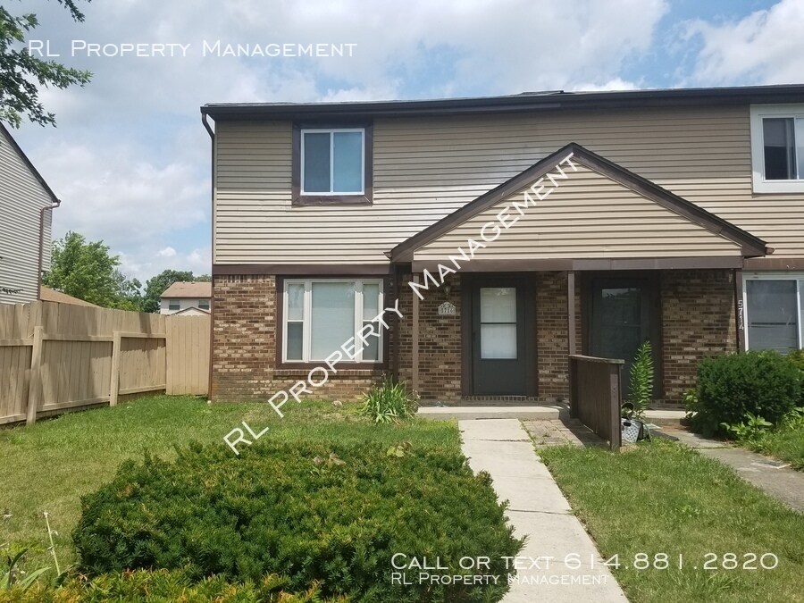 Primary Photo - 3 bedroom 1.5 bathroom town home with fenc...