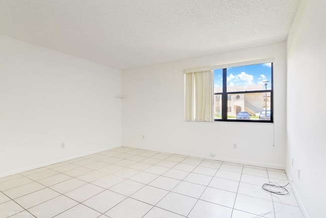 Building Photo - Spacious 1 bed 1 bath condo in Pembroke Pi...