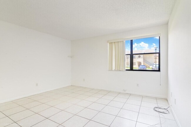 Foto del edificio - Spacious 1 bed 1 bath condo in Pembroke Pi...