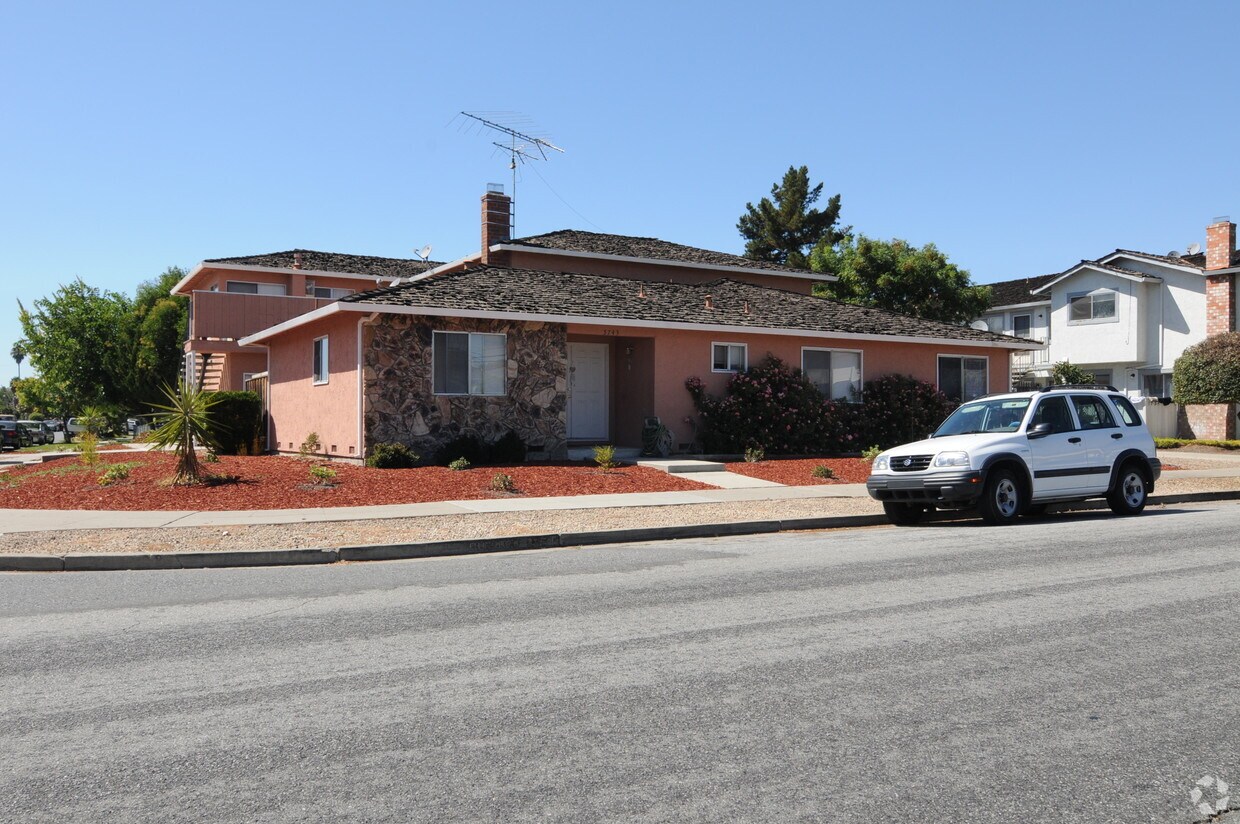 Foto del edificio - 5743 Chesbro Avenue