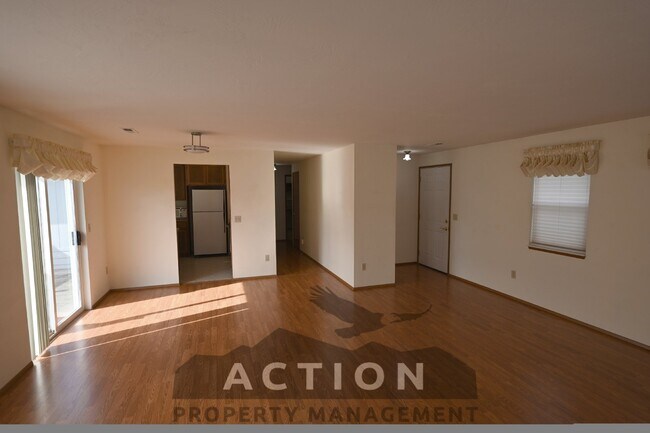 Building Photo - 2 bed, 2 bath, 1 car garage- water, sewer,...