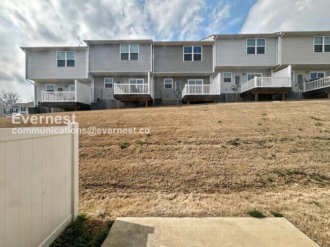 Building Photo - 3 Bed, 2.5 Bath Townhome with Fenced Yard / Pet-Friendly / Available Now