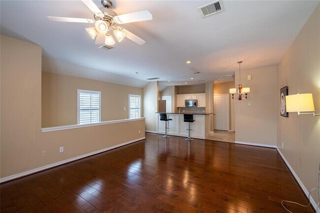 Foto del edificio - 915 W Heights Hollow Ln