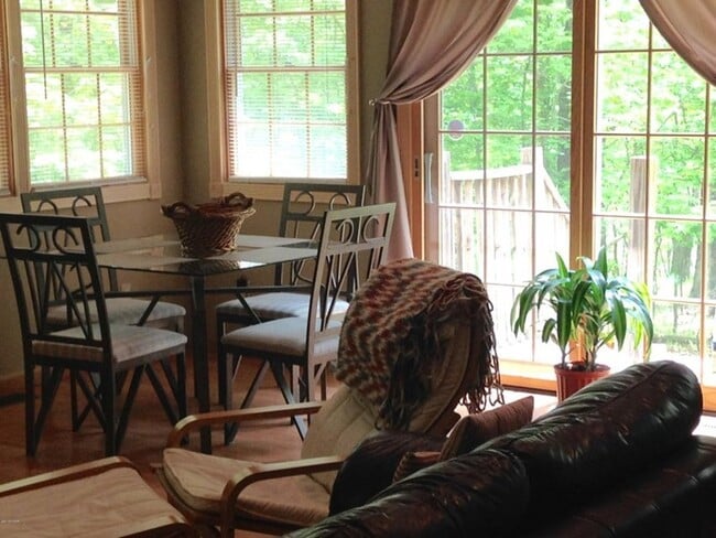 Building Photo - Beautiful 2Br Ranch on 1 acre in private, ...
