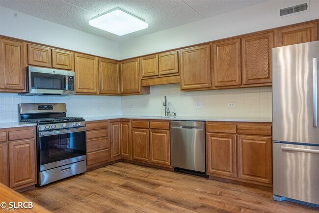 Building Photo - 2 br, 2 bath Condo - 5555 N Cumberland Ave...