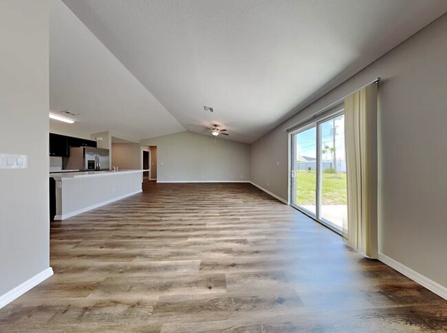 Building Photo - 509 SE 7th St