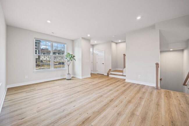 Foto del edificio - Like new 3-bed, 2.5 bath townhome in Cramerton Mills Parkway!