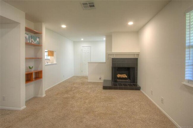 Building Photo - Beautiful 1 Bed, 1 Bath With 888 Square Fe...