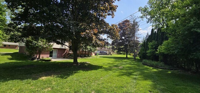Foto del edificio - 2838 Birchena Crescent