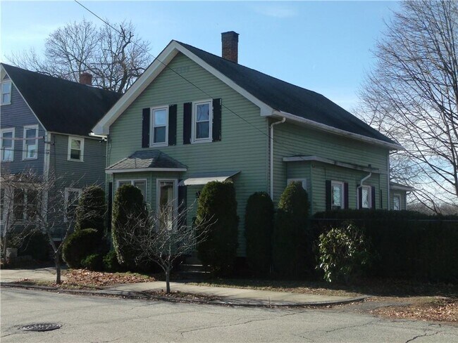 Building Photo - 64 Crescent St