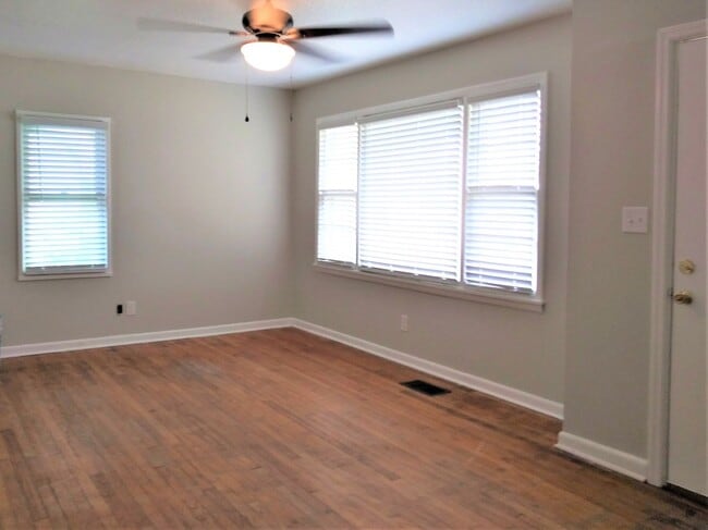 Foto del edificio - Fresh, Updated 3 bed, 1 bath Ranch ***PET FRIENDLY***