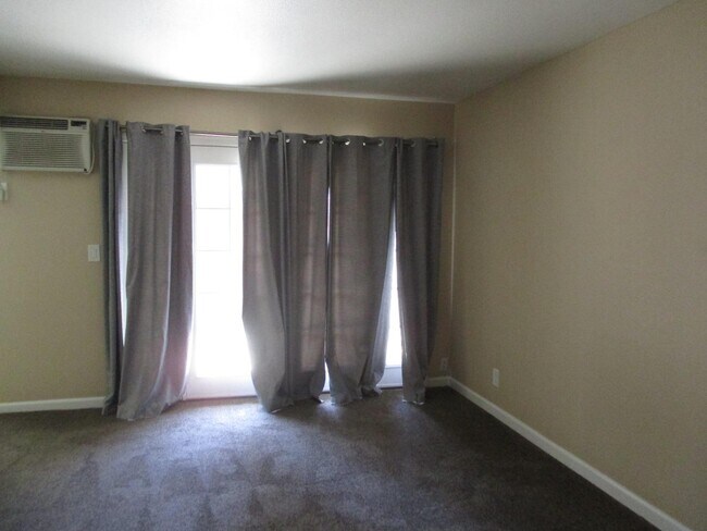 Foto del edificio - 8158 Kelton Dr