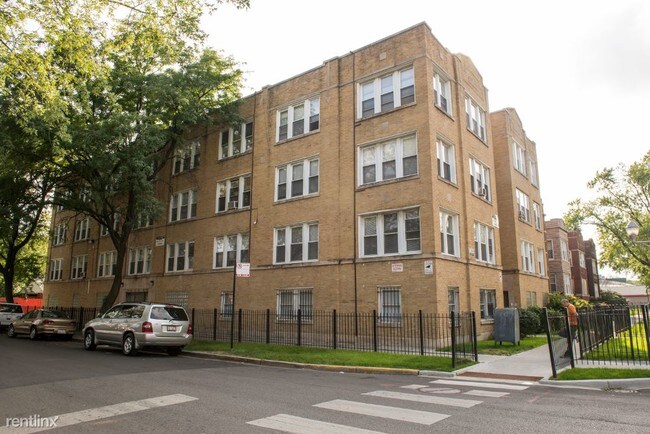 Building Photo - 1 br, 1 bath Apartment - 5101 W Monroe St