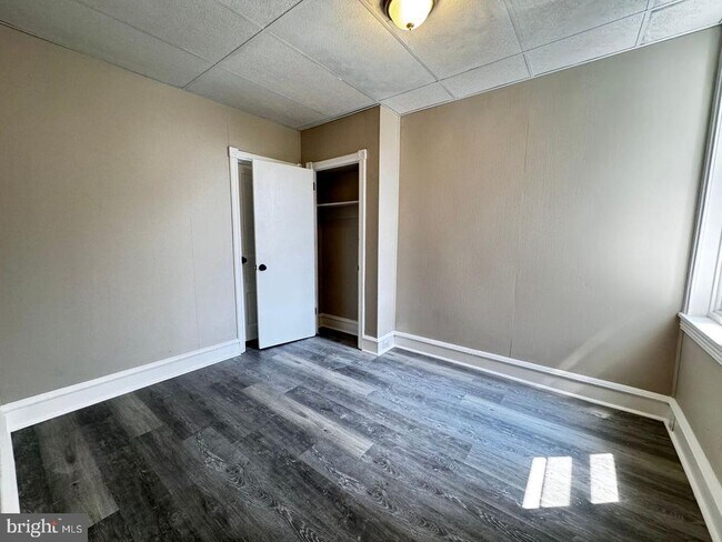 Building Photo - 2416 N Hollywood St