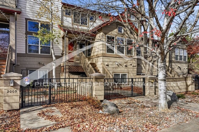 Building Photo - Spacious Townhouse with Central AC and Was...