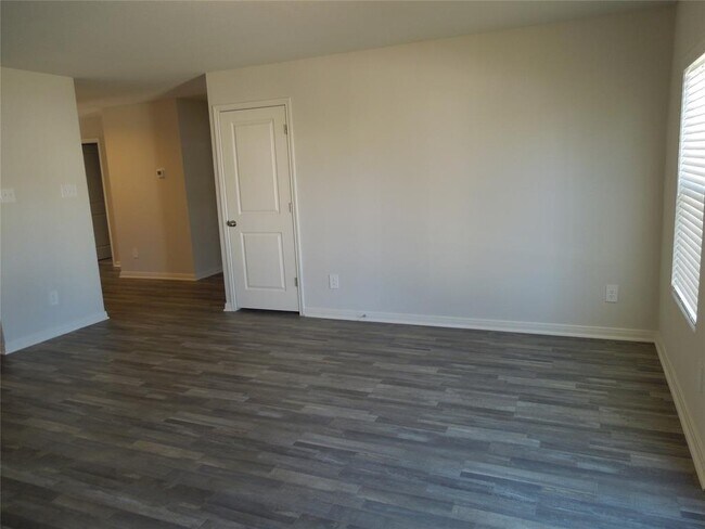 Building Photo - 266 Bluebonnet-