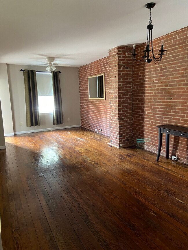 Exposed Brick - 1625 Laurel St
