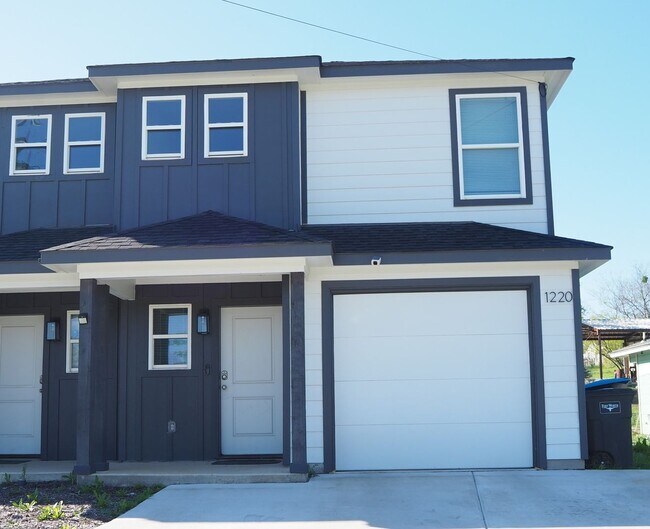 Building Photo - 4 Bed 2.5 Bath Duplex in Ft Worth