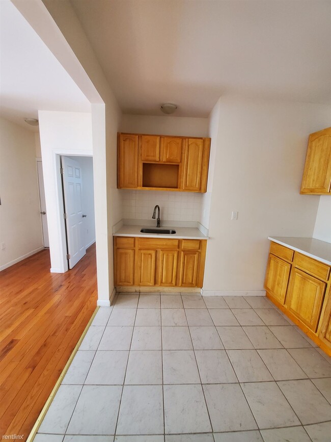 Building Photo - 2 br, 1 bath  - 582 East St # 1FL