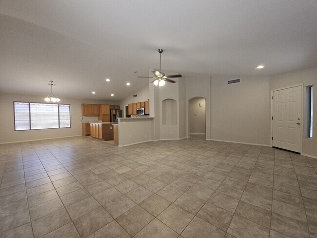 Foto del edificio - Charming 3-Bedroom Home for Rent in East M...