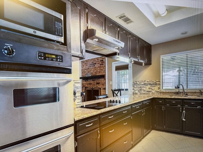 Building Photo - Wedgewood Addition 3 bed 2 bath 2 car garage