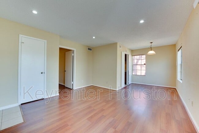 Building Photo - 2750 Holly Hall St