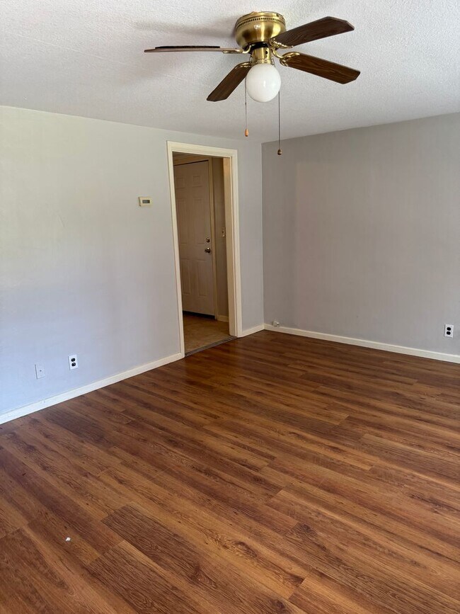 Foto del edificio - Cozy Two Bedroom Single Family Home