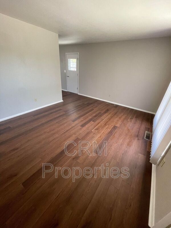 Building Photo - 700 Maumee Dr