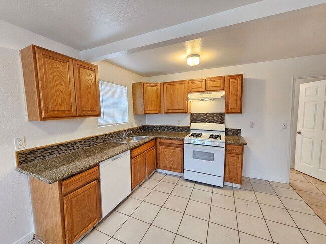 Building Photo - Downstairs / 2 bedroom / 1 bathroom unit