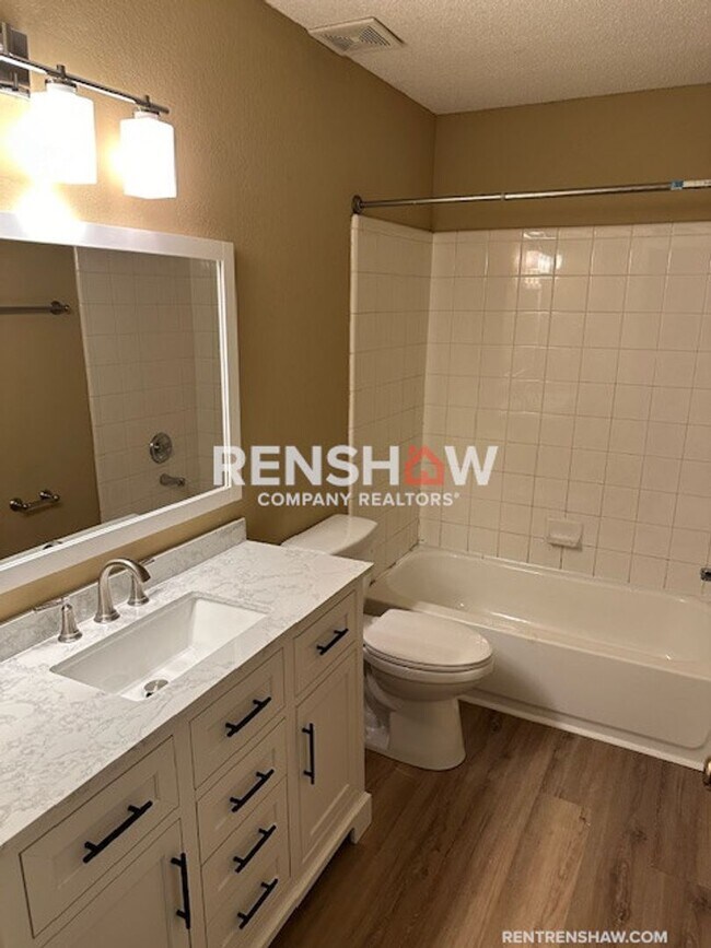 Foto del edificio - Charming 4 bedroom 2 1/2 Bath In Raleigh!