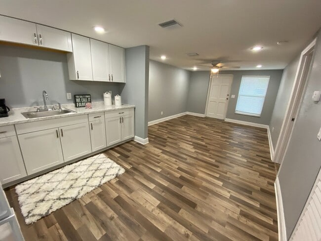 Building Photo - 1/1 Condo Within Walking Distance to Brandon Mall
