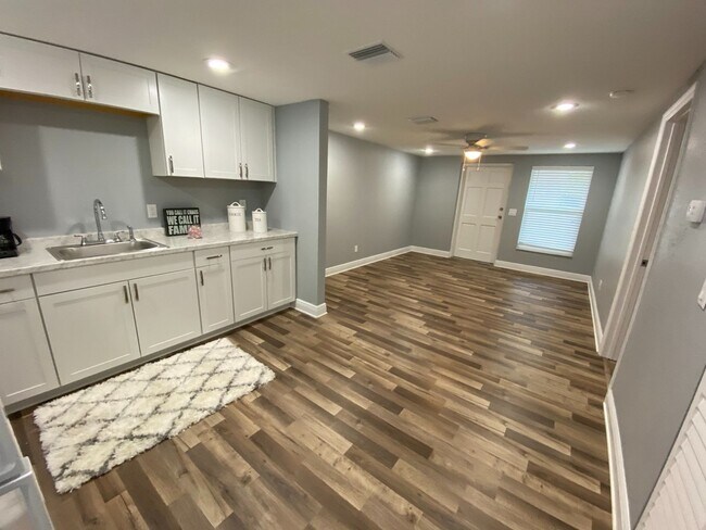 Foto del edificio - 1/1 Condo Within Walking Distance to Brandon Mall