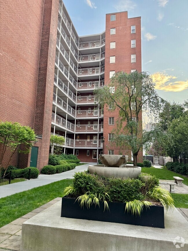 Building Photo - 700 Summer St