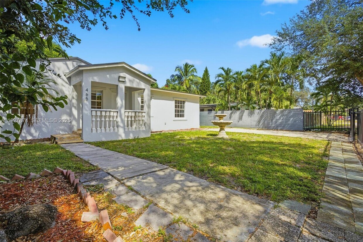 Foto principal - 465 NE 165th St